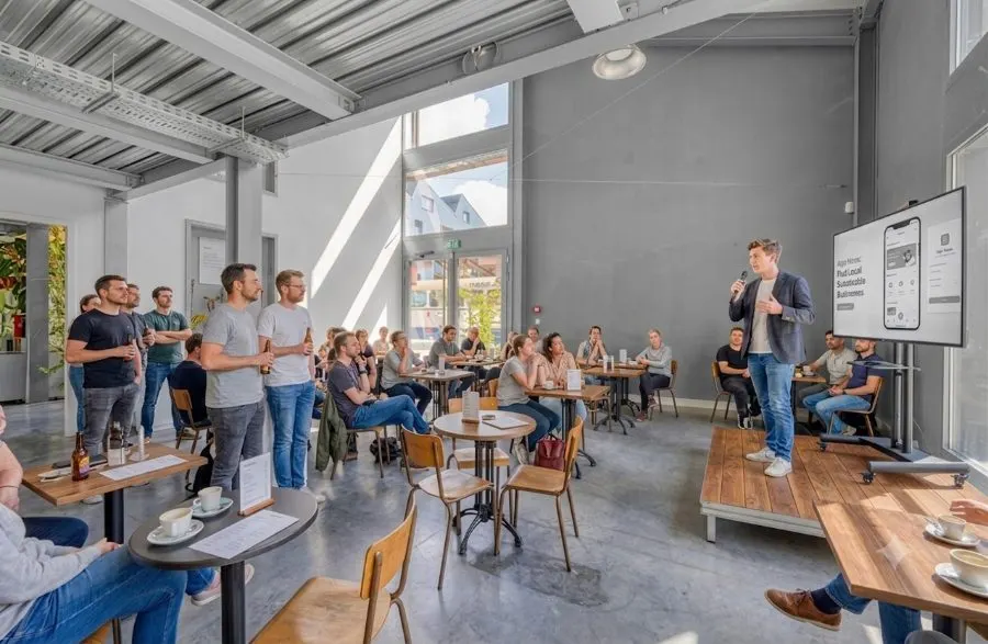 Pitch mensuel devant les tables du bar professionnel