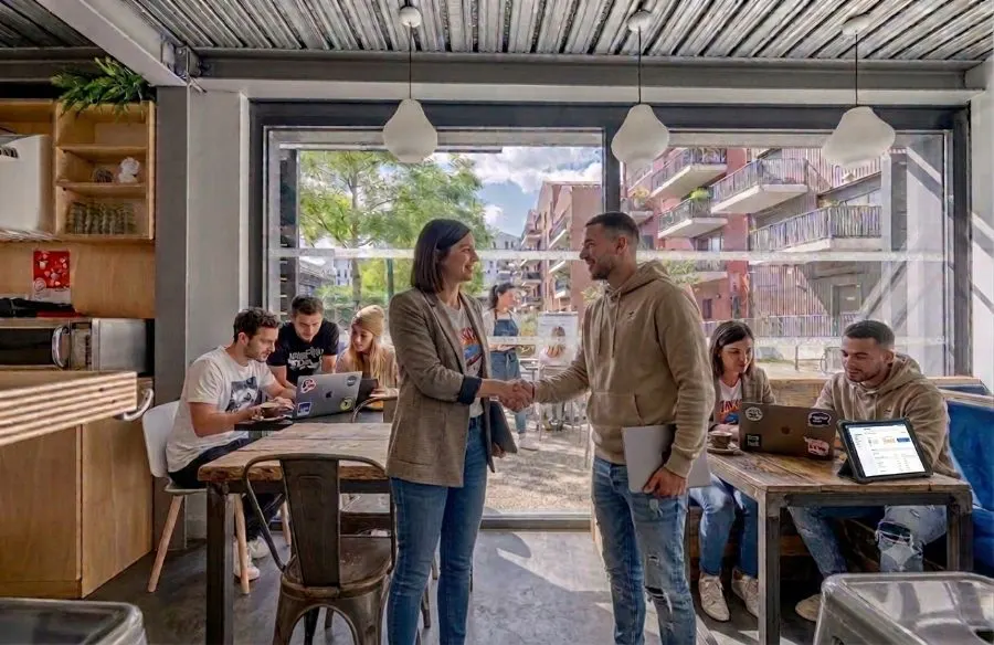 Rencontre entre porteurs de projet dans le café