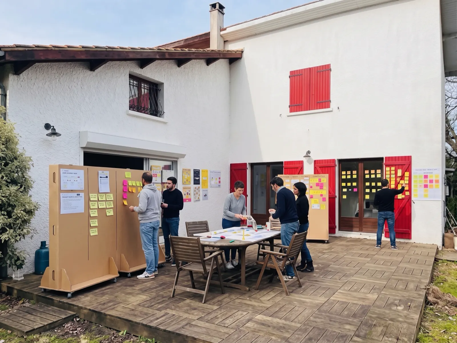 La maison et sa terrasse ouverte, tableaux d’atelier installés dehors