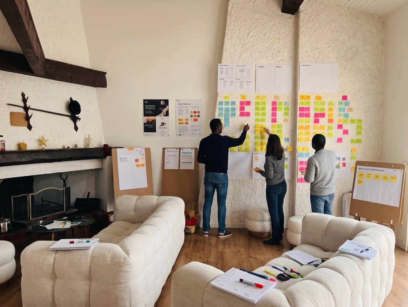 Le salon transformé en salle d’atelier, murs couverts de post-its